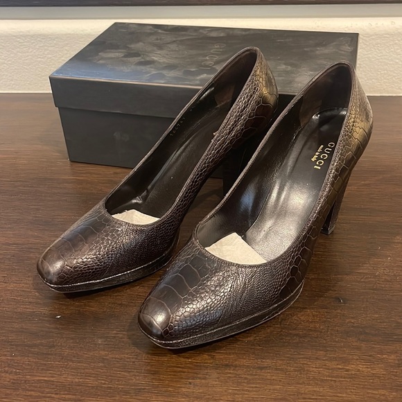 Gucci Shoes - Gucci brown leather embossed pumps